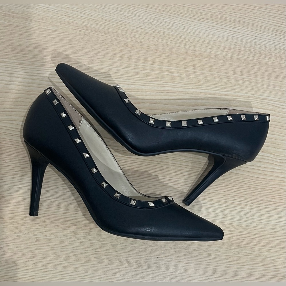 Jessica Simpson Size 8 Black Pointy Toe Pumps with Gold Studs. - Picture 2 of 9